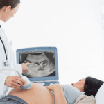 Dra. Thaline Neves Coutinho explora as diferenças entre a ultrassonografia e os testes genéticos não invasivos no diagnóstico pré-natal de anomalias cromossômicas.