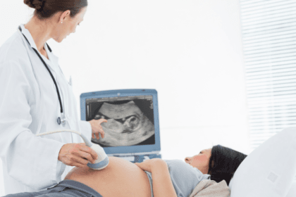 Dra. Thaline Neves Coutinho explora as diferenças entre a ultrassonografia e os testes genéticos não invasivos no diagnóstico pré-natal de anomalias cromossômicas.