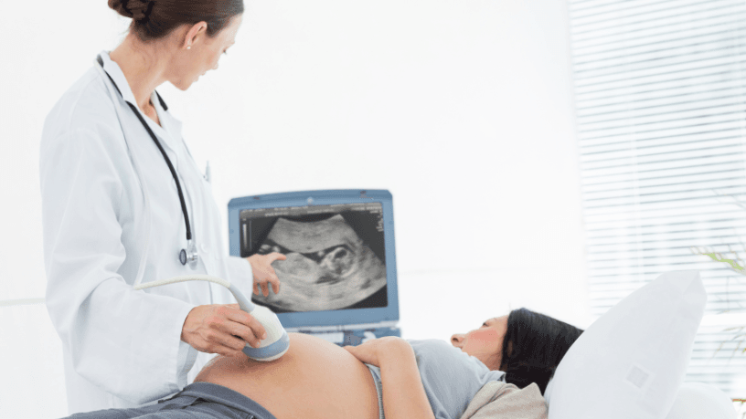 Dra. Thaline Neves Coutinho explora as diferenças entre a ultrassonografia e os testes genéticos não invasivos no diagnóstico pré-natal de anomalias cromossômicas.