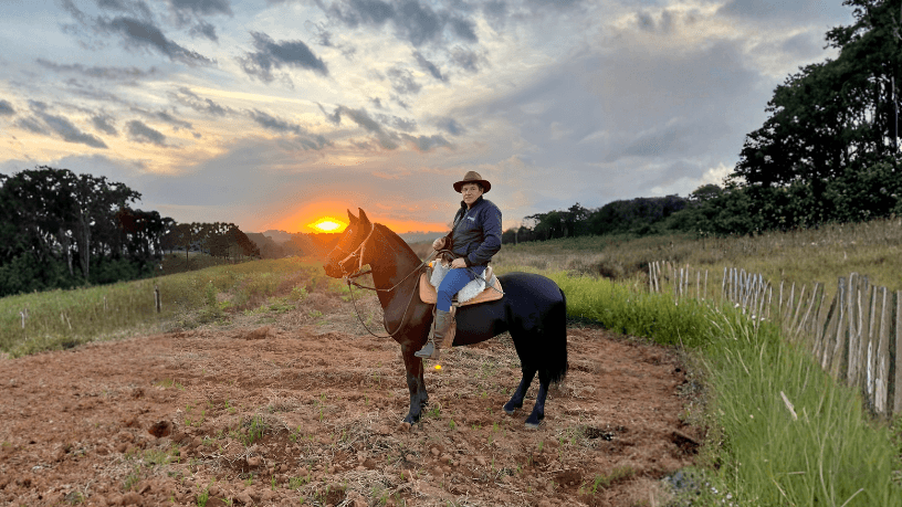 Manejo responsável, nutrição balanceada e acompanhamento veterinário garantem alto desempenho e qualidade de vida aos cavalos — um compromisso reforçado por Altevir Seidel.