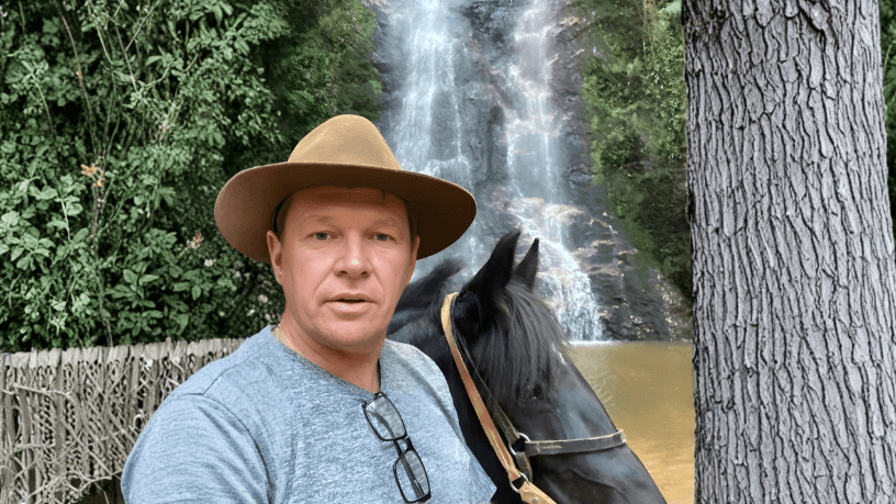 Bem-estar equino começa na rotina do criador: ambiente adequado, enriquecimento e cuidados contínuos elevam a performance dos animais, destaca Altevir Seidel.