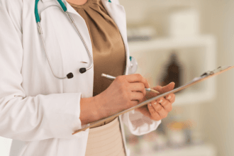 Alexandre Costa Pedrosa explica de forma clara o que é a carência contratual nos planos de saúde e como ela impacta seus direitos.