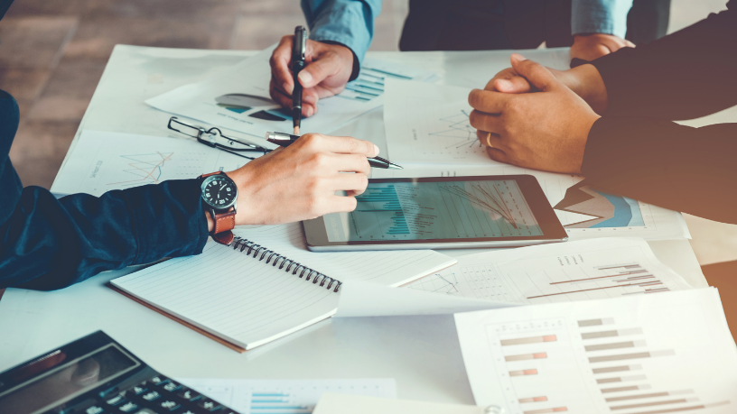 Em ambientes corporativos, a obsolescência tecnológica pode comprometer a estratégia empresarial se não houver planejamento. Andre de Barros Faria reforça a importância da inovação constante.