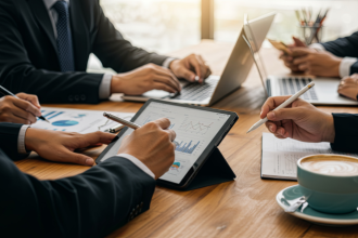 A obsolescência tecnológica desafia ambientes corporativos e impacta diretamente a estratégia empresarial. Andre de Barros Faria destaca a necessidade de atualização contínua.