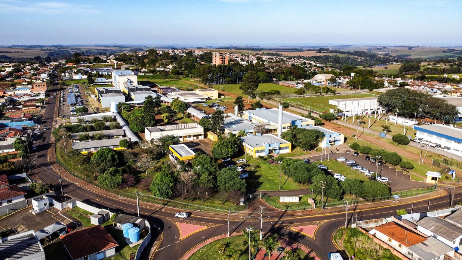 Vista aérea de um campus universitário brasileiro, com edifícios acadêmicos cercados por áreas verdes.