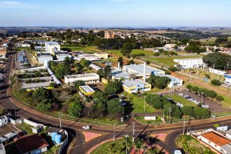 Vista aérea de um campus universitário brasileiro, com edifícios acadêmicos cercados por áreas verdes.