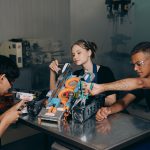 Estudantes montam um projeto de robótica em um laboratório educacional.