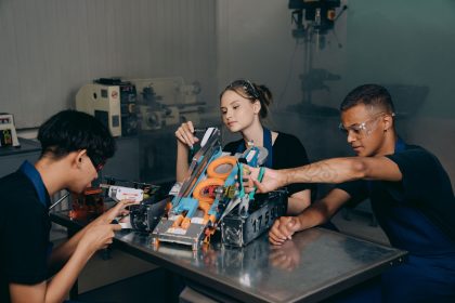 Estudantes montam um projeto de robótica em um laboratório educacional.