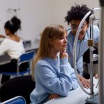 Estudantes universitários realizam um experimento científico de forma colaborativa em um laboratório.