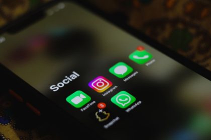 Close de um smartphone exibindo ícones de aplicativos de redes sociais.