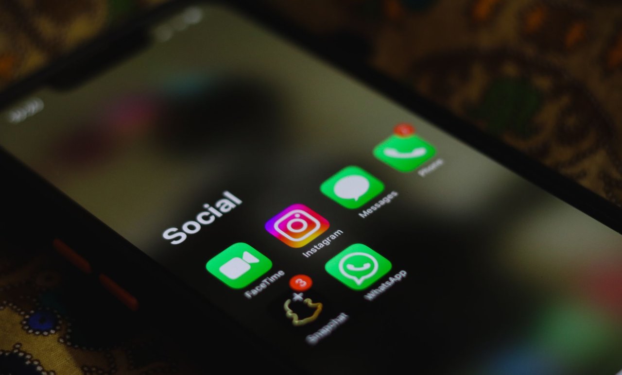 Close de um smartphone exibindo ícones de aplicativos de redes sociais.