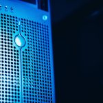 Rack de servidores iluminado em azul em uma sala moderna de data center.