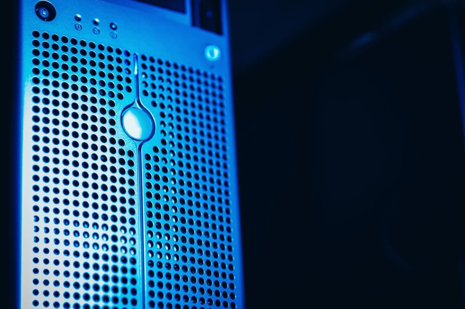 Rack de servidores iluminado em azul em uma sala moderna de data center.
