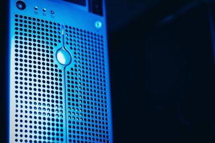 Rack de servidores iluminado em azul em uma sala moderna de data center.